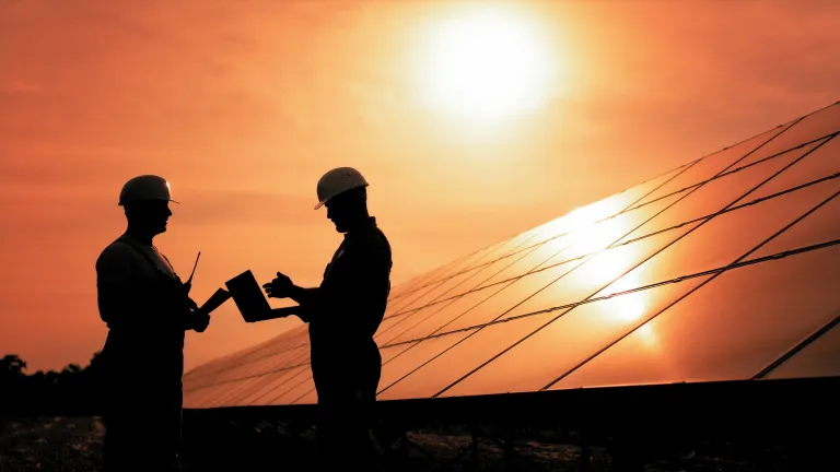 Zwei Arbeiter beim Sonnenuntergang