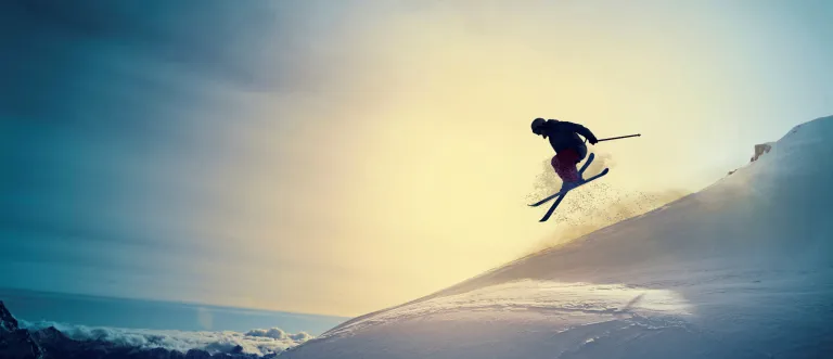 Skifahrer springt im Schnee