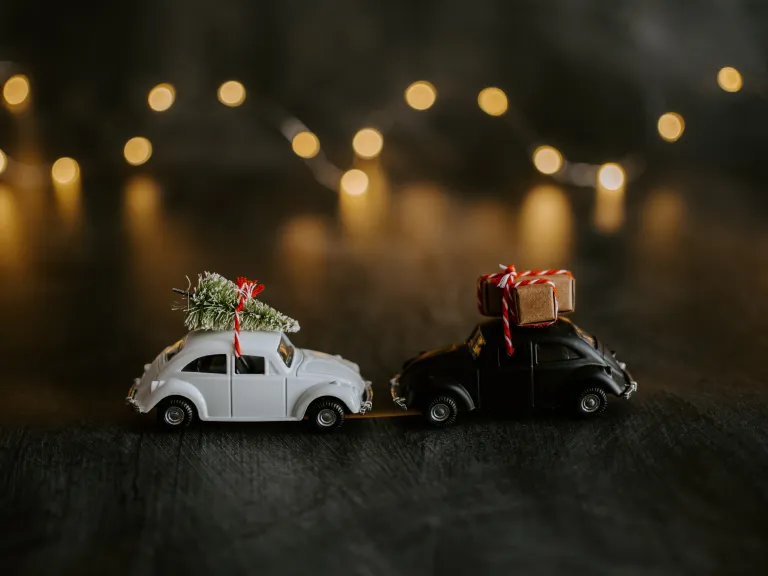 Kleine Autos mit Weihnachtsbäumen