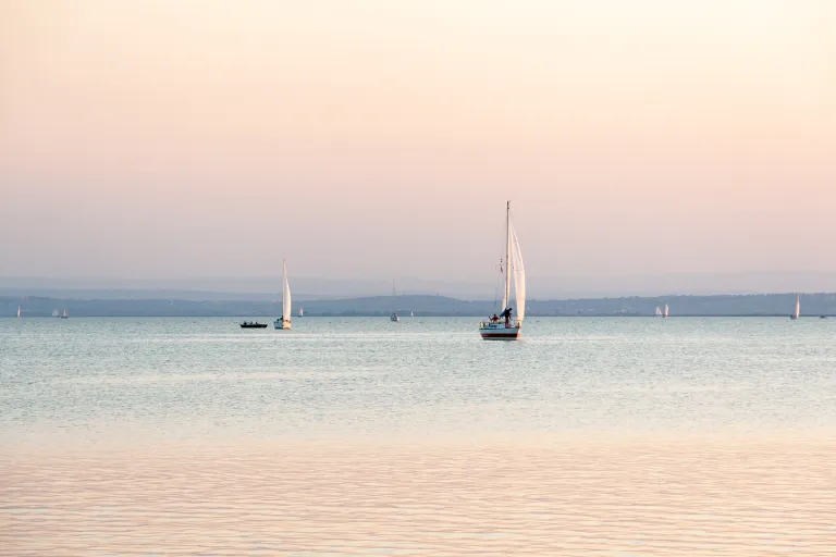 Segelschiffe im Meer