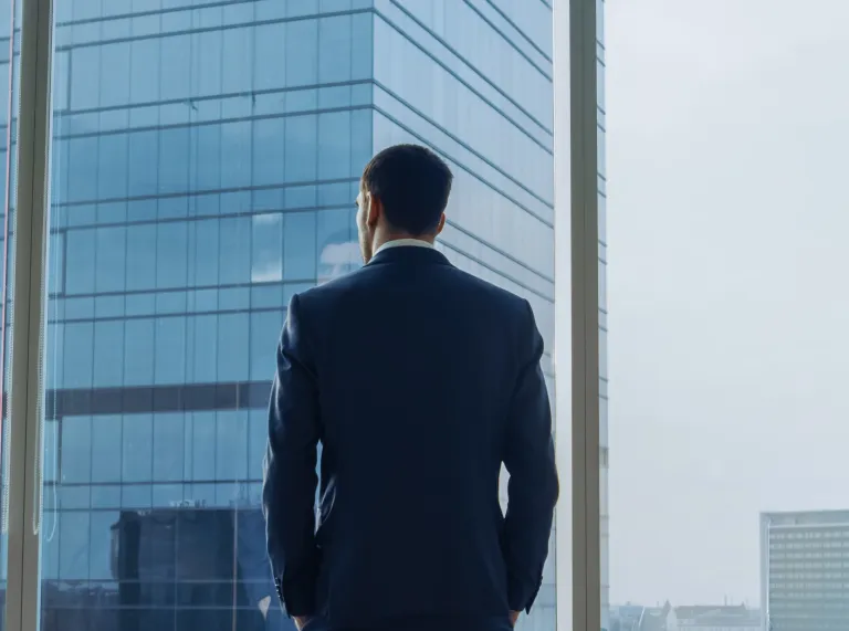 Ein Mann sieht aus dem Fenster raus