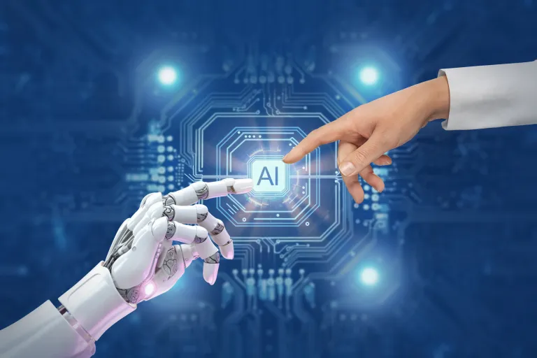 Roboterhand und Personenhand