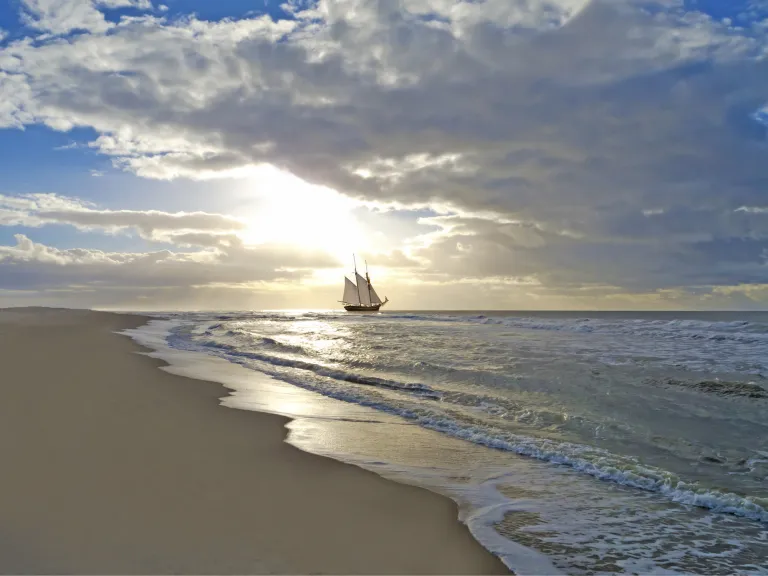 Ein Segelschiff im Meer