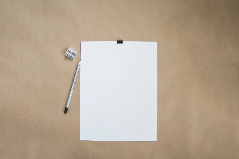 Blatt Papier am Tisch
