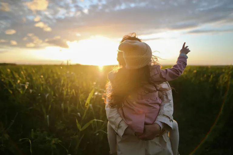 Mutter und Tochter auf dem Feld