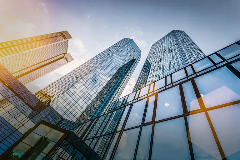 Hohe Gebäude von unten