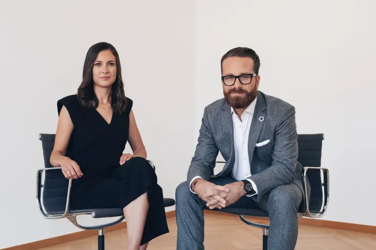 Mann und Frau sitzen 