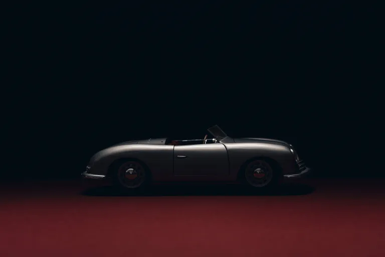 Porsche auf rotem Teppich