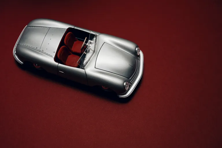 Silberner Porsche auf rotem Teppich