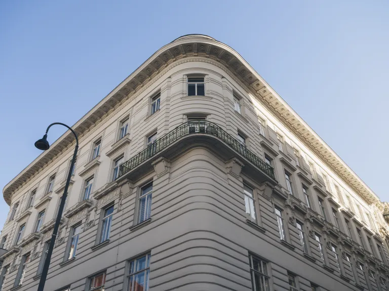 Kanzleigebäude im Sommer von außen