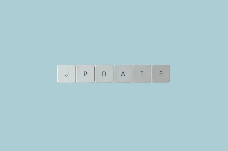 Buchstaben zeigen das Wort Update