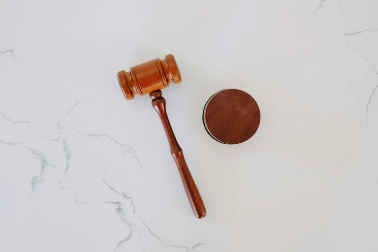 Holzhammer und Block auf Marmor