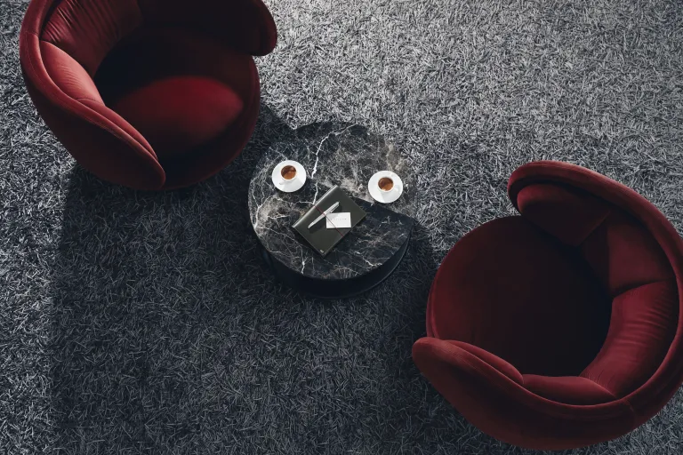 Kaffetisch mit zwei Sessel