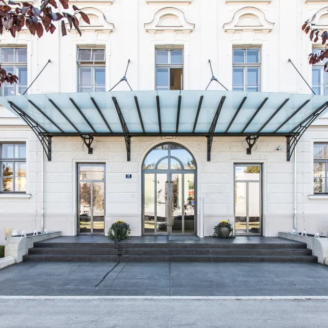 Eingang Gebäude
