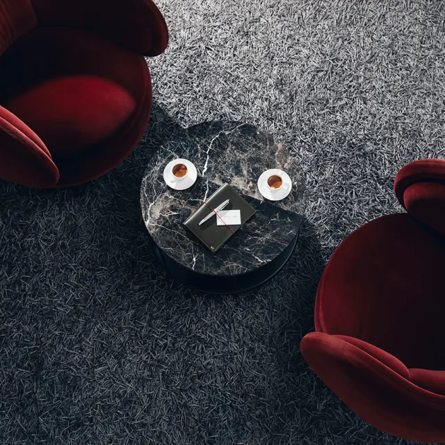 Kaffetisch mit zwei Sessel