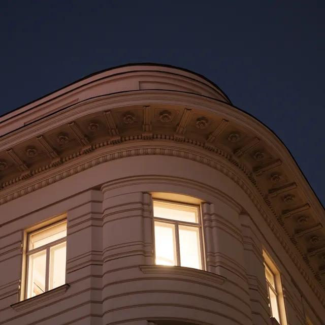 Eckgebäude in der Nacht